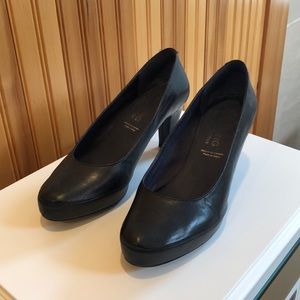Beautiful black Fluchos comfort heels